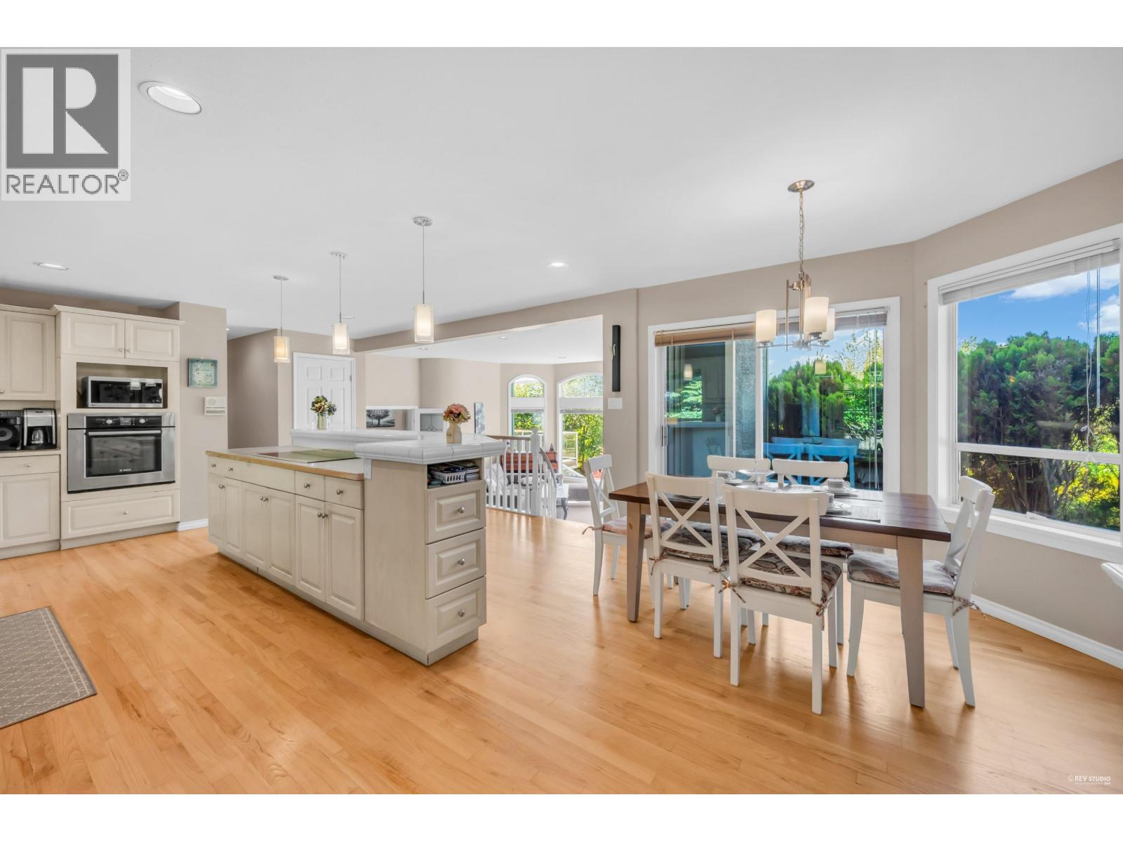 Photo 12 of 3945 Braemar Place, North Vancouver BC