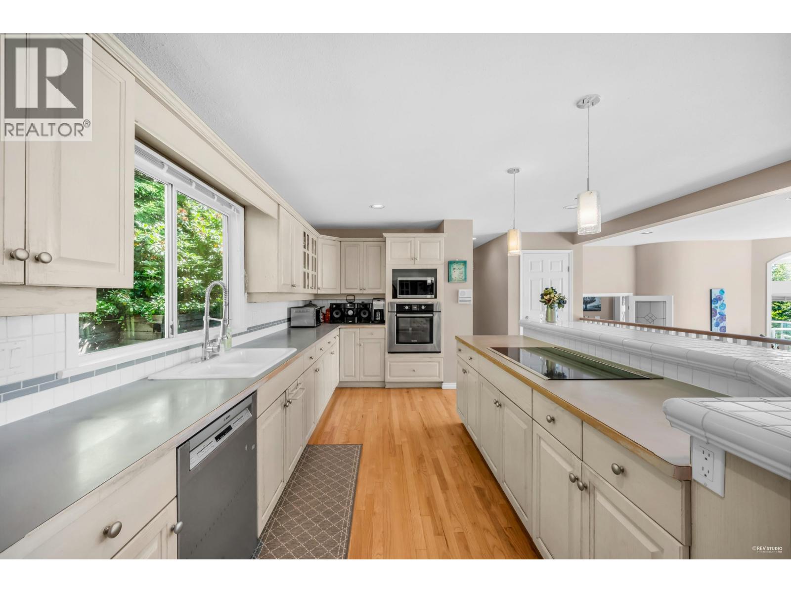 Photo 9 of 3945 Braemar Place, North Vancouver BC