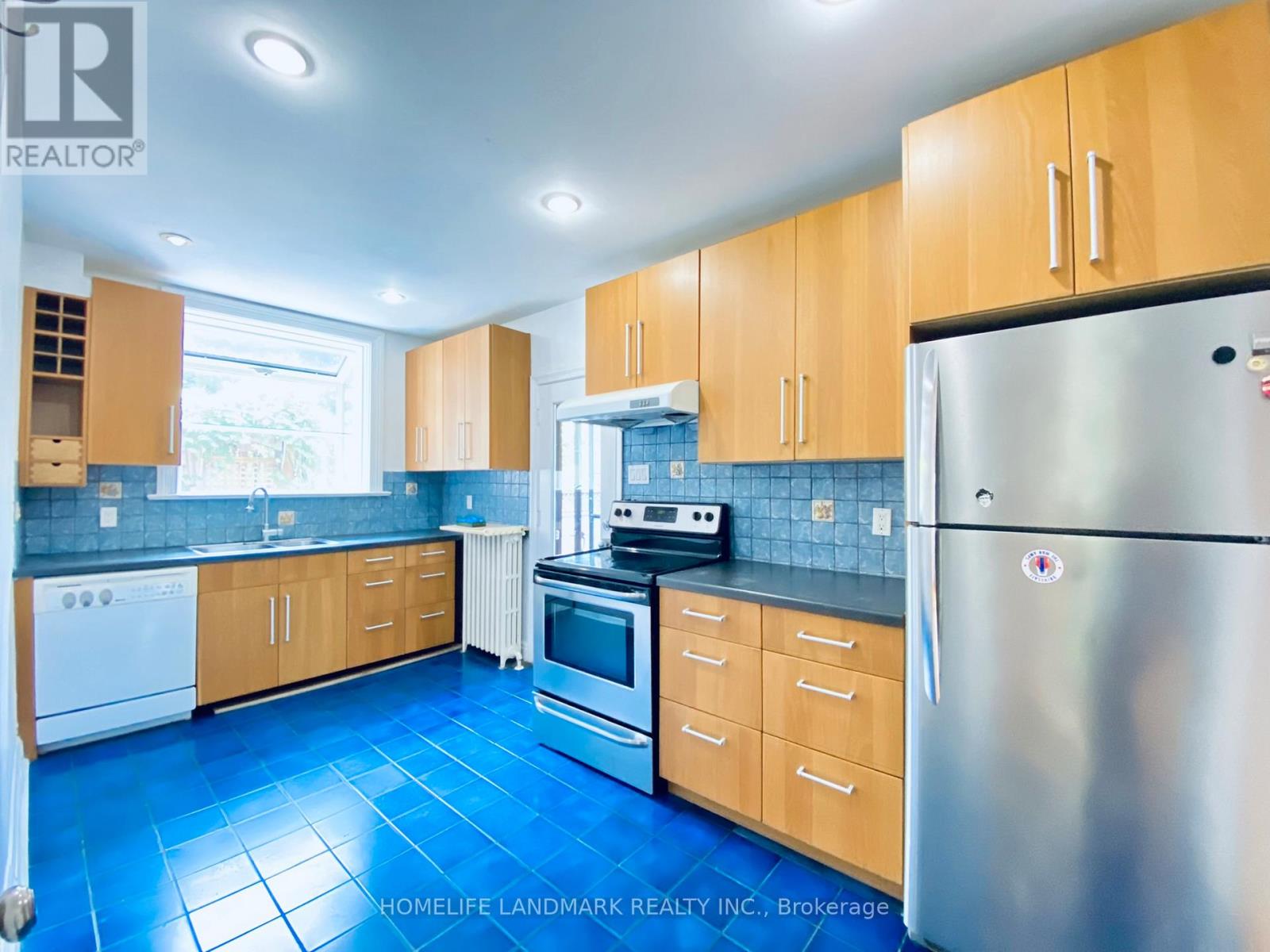 Photo 11 of 256 Oriole Parkway, Toronto ON