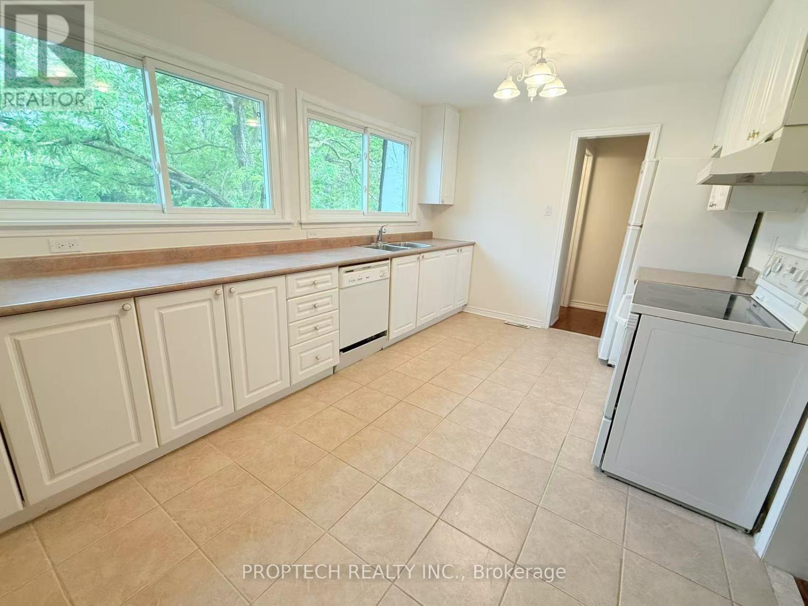 Photo 10 of 51 653 Village Parkway, Markham ON