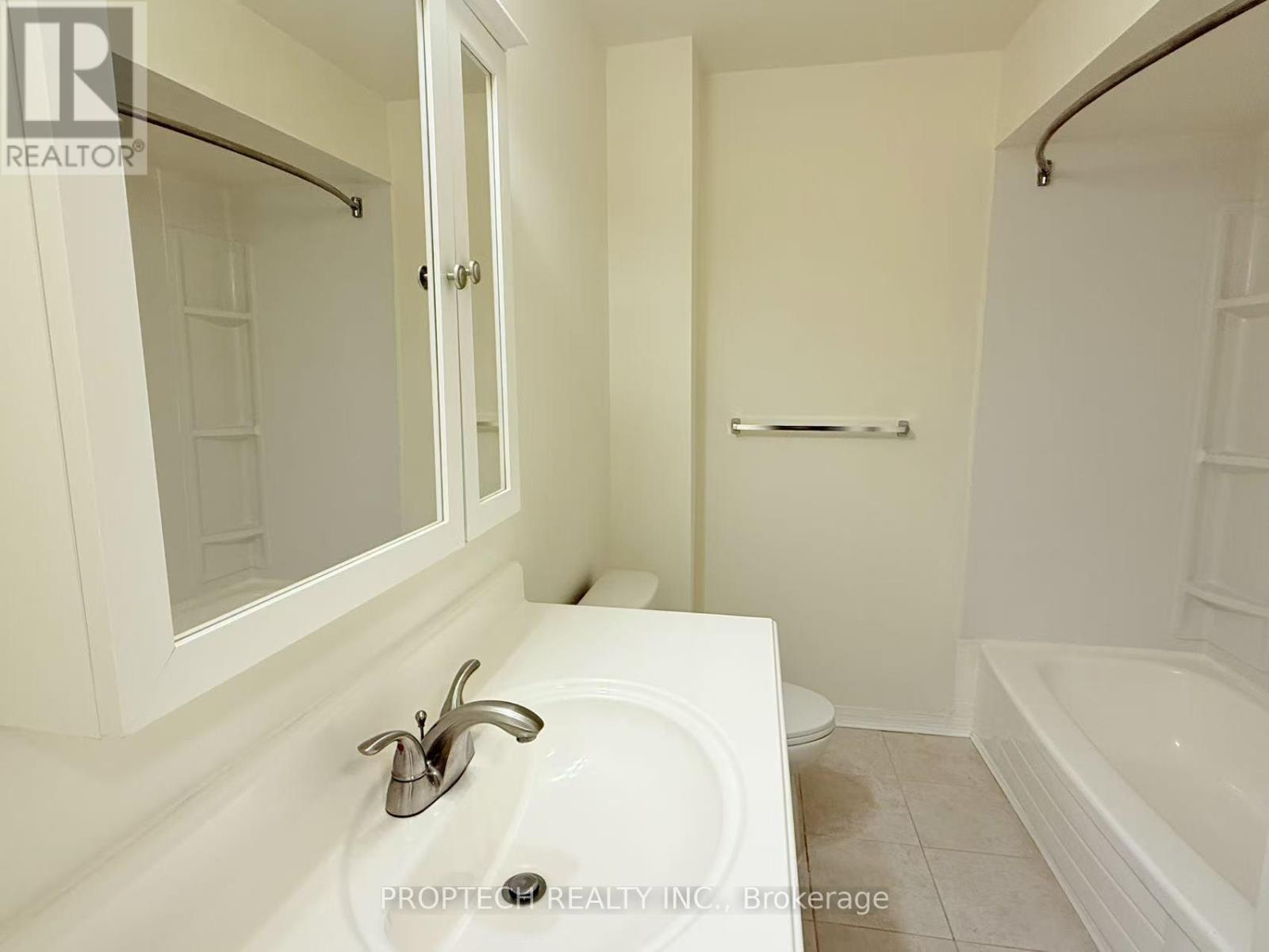 Photo 16 of 51 653 Village Parkway, Markham ON