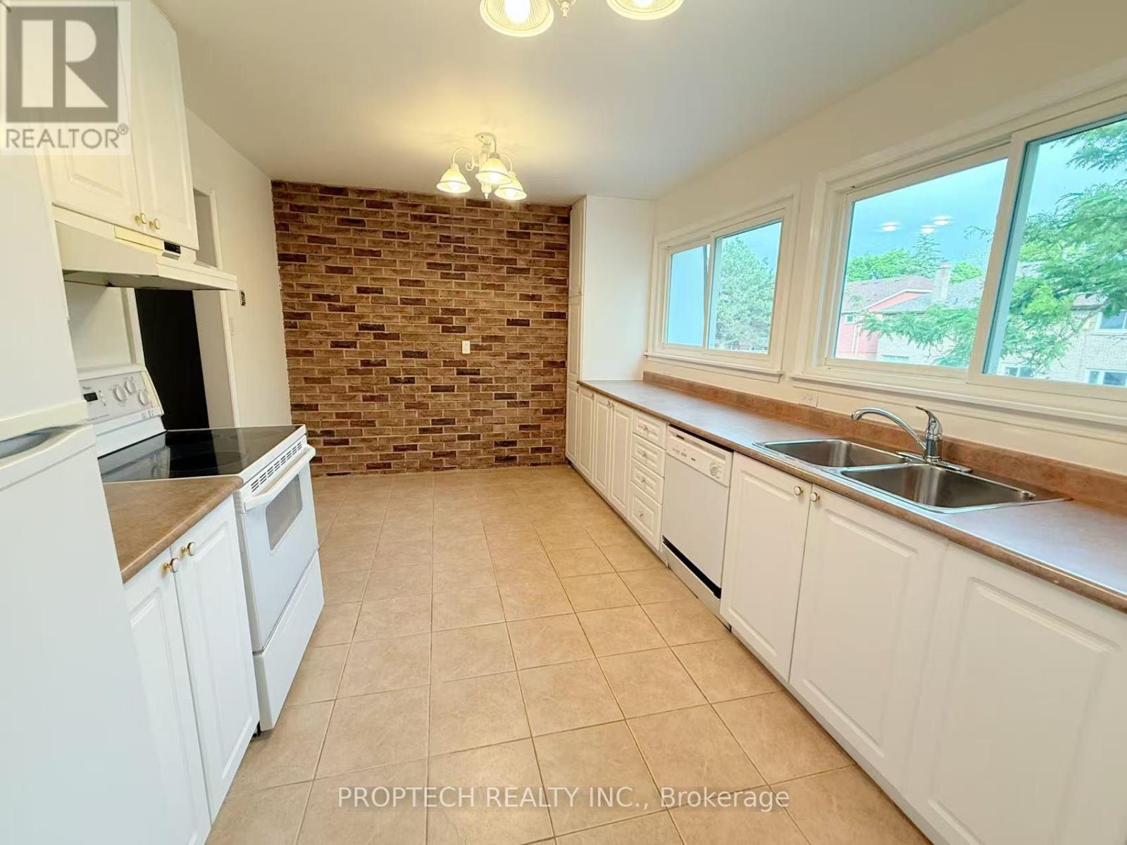 Photo 6 of 51 653 Village Parkway, Markham ON