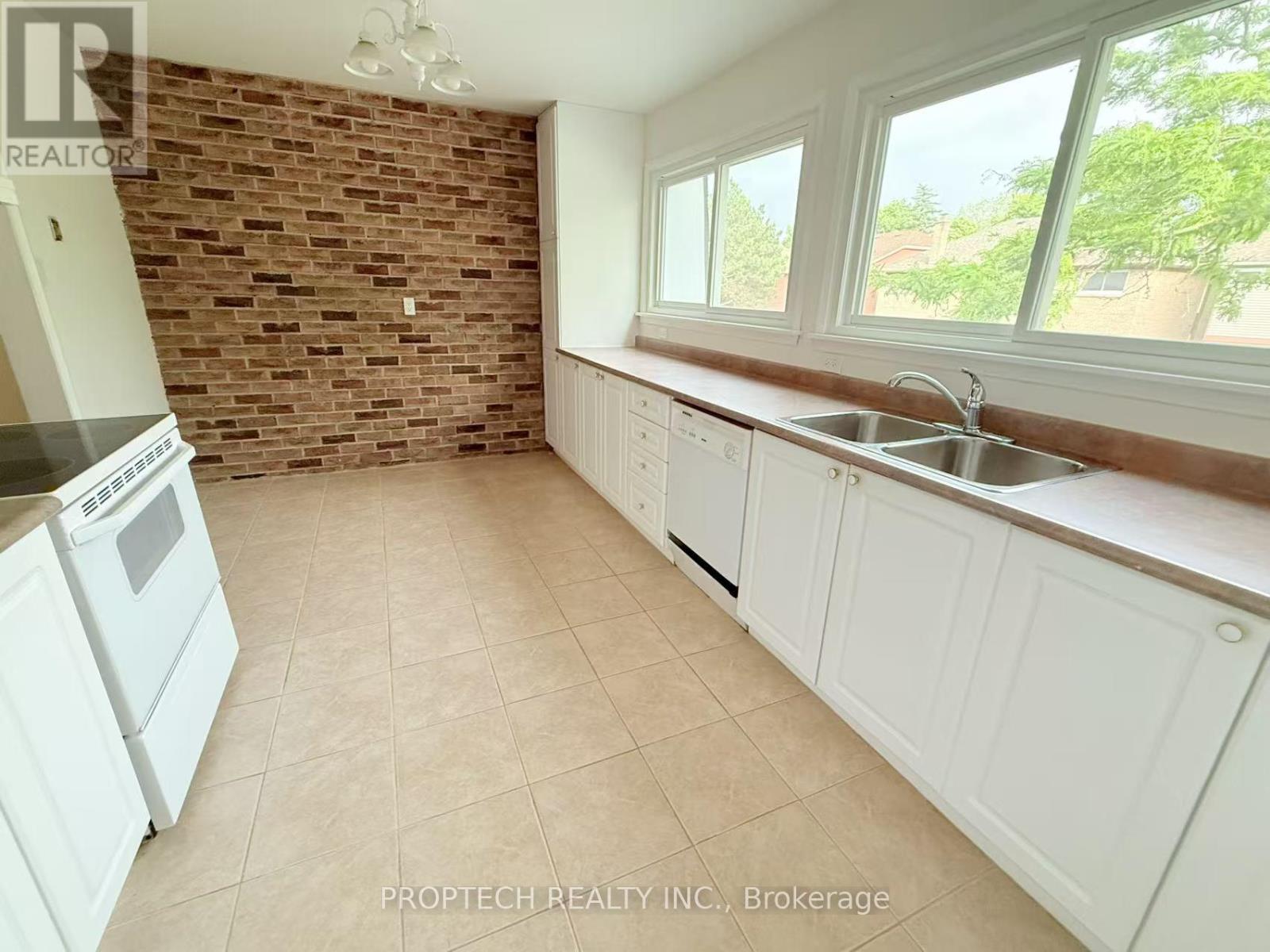 Photo 8 of 51 653 Village Parkway, Markham ON
