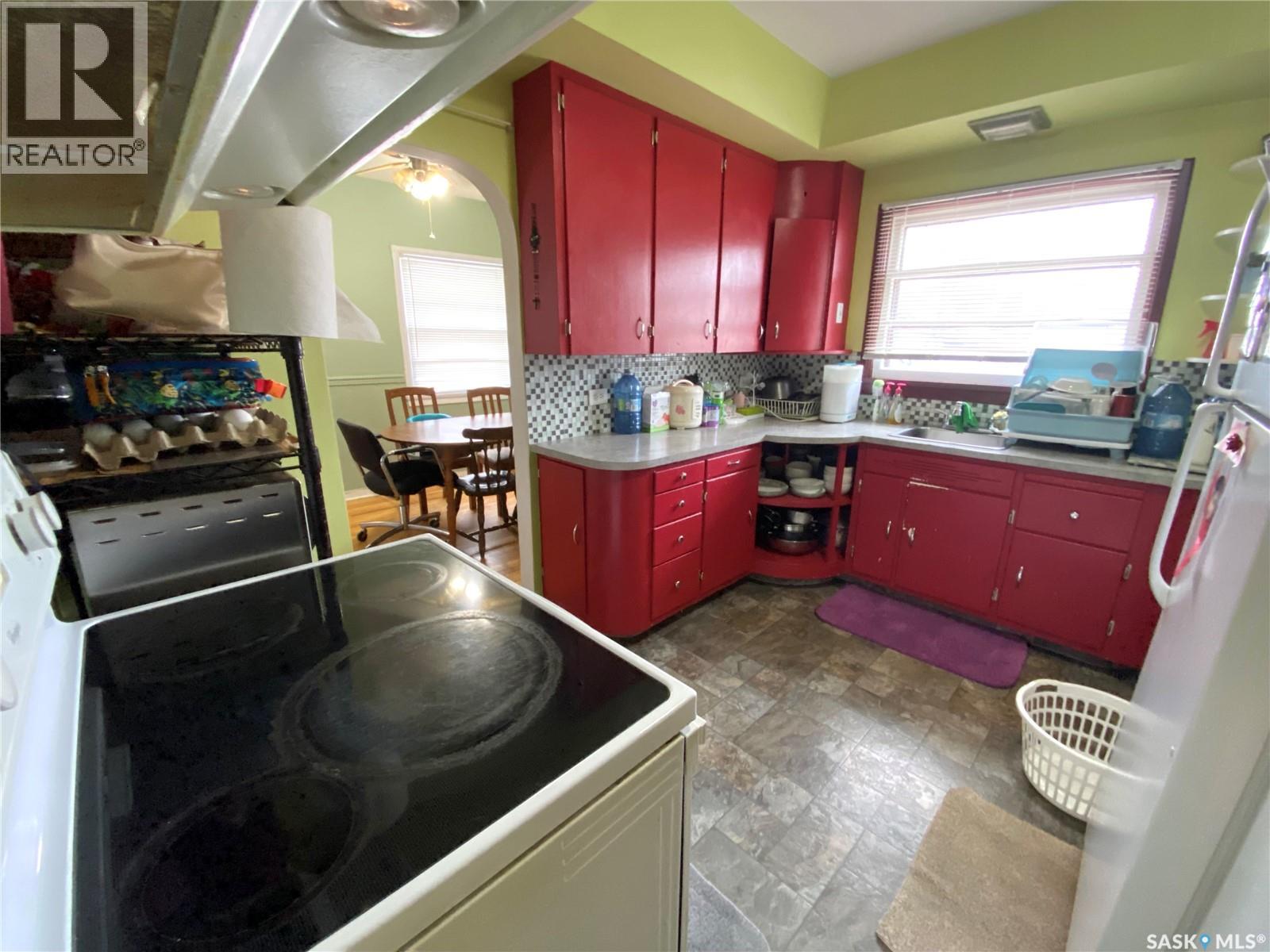 Photo 5 of 612 2nd Avenue Nw, Swift Current SK