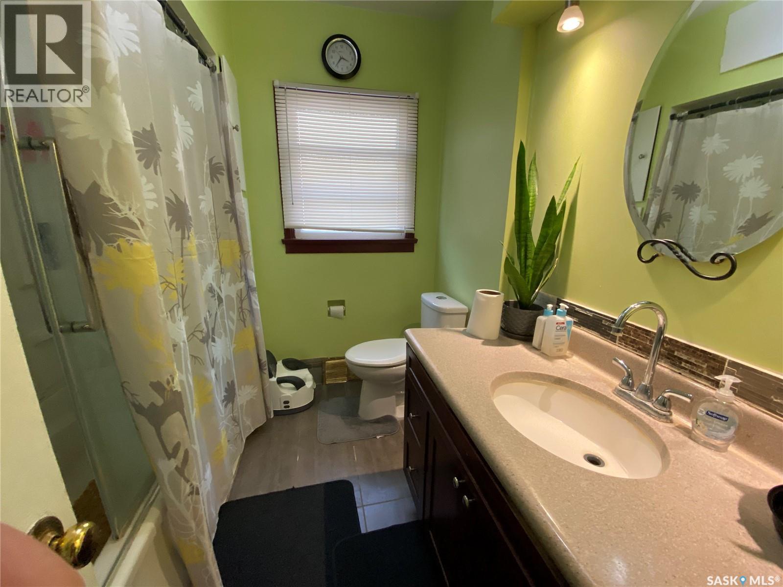 Photo 8 of 612 2nd Avenue Nw, Swift Current SK