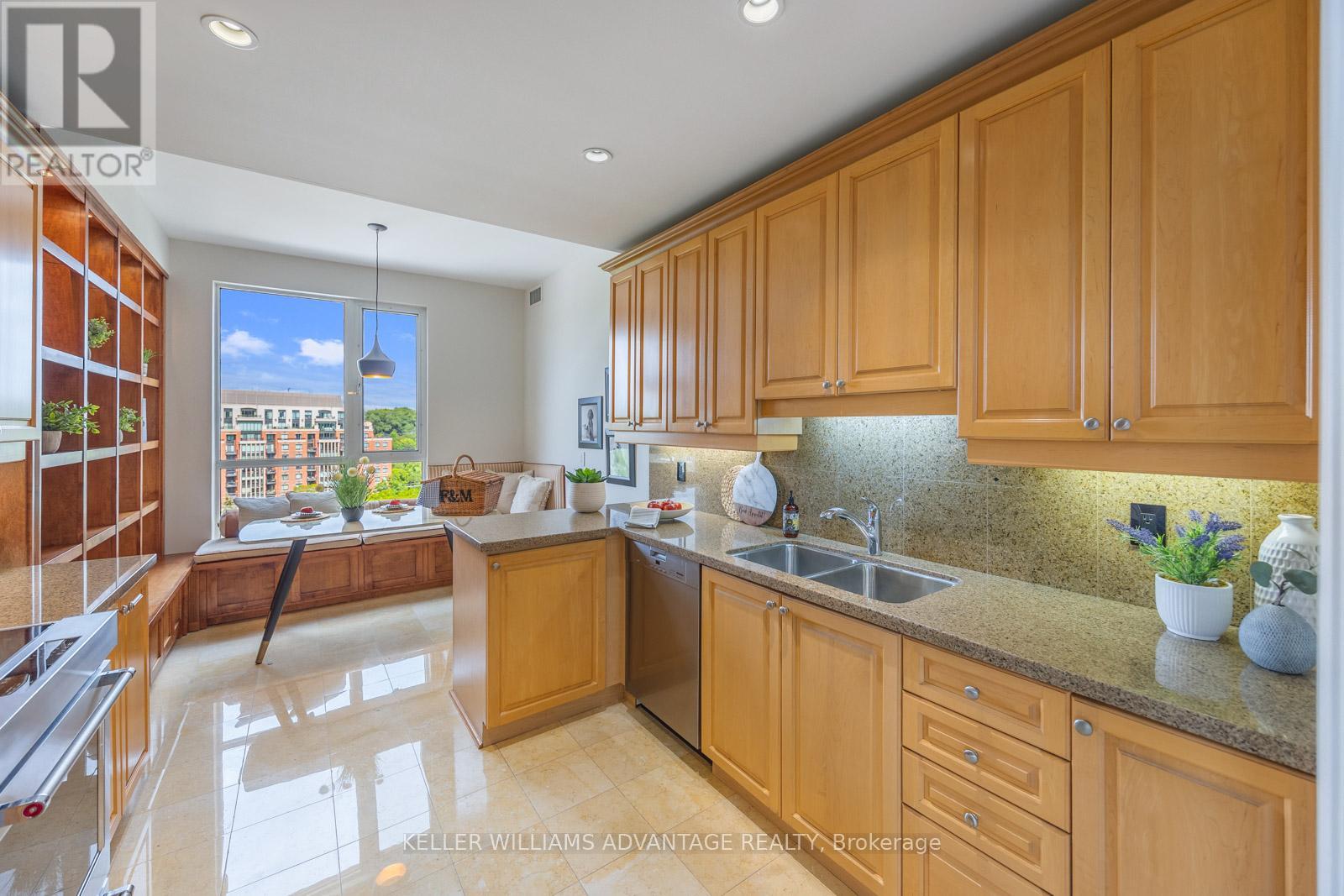 Photo 16 of 904 2662 Bloor Street W, Toronto ON