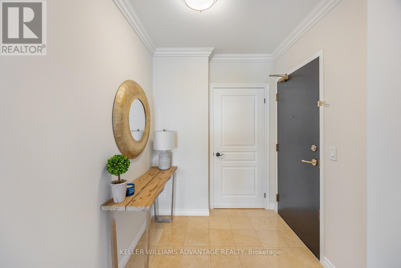 Photo 3 of 904 2662 Bloor Street W, Toronto ON