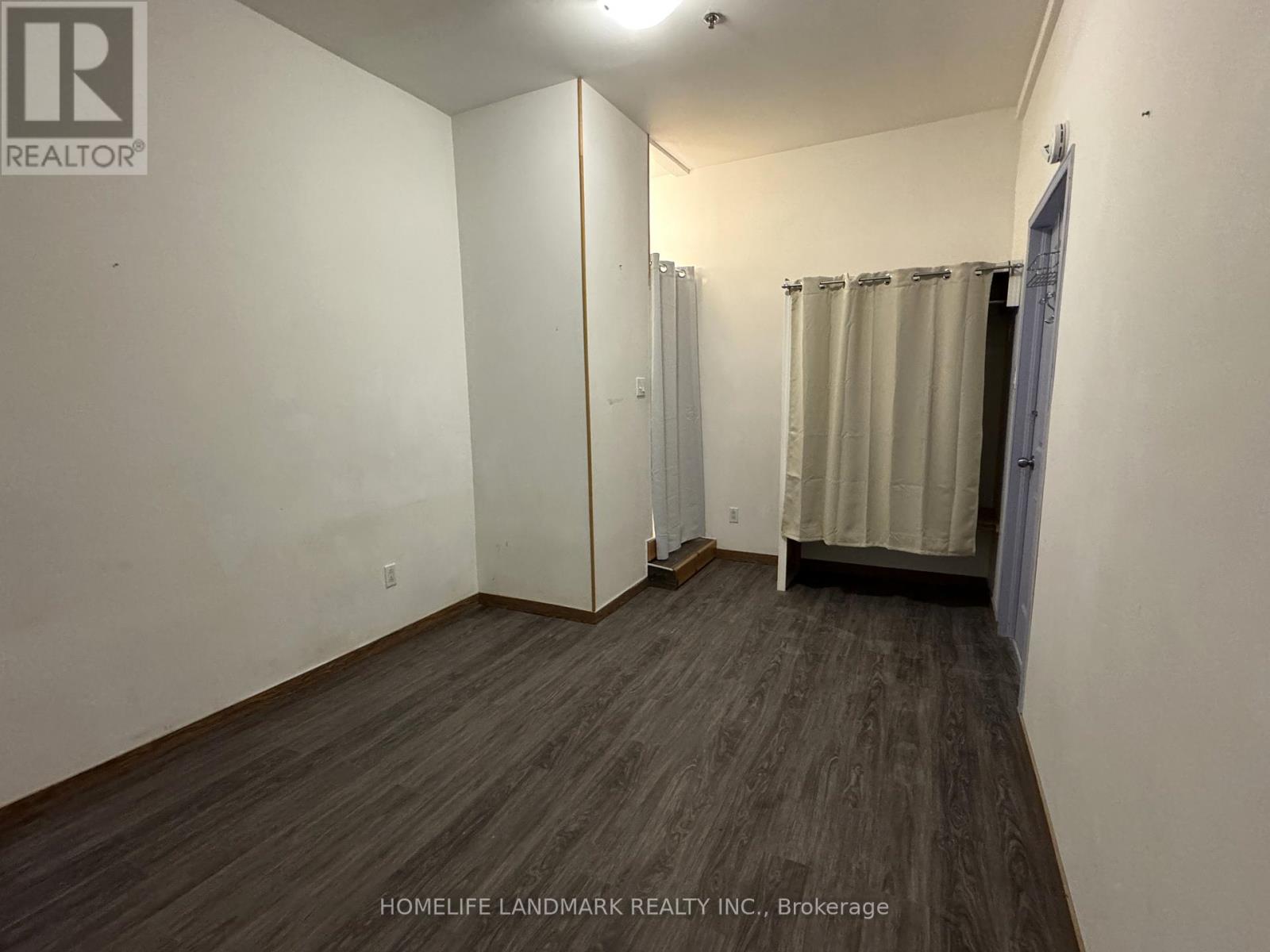 Photo 5 of 2 450 Spadina Avenue, Toronto ON