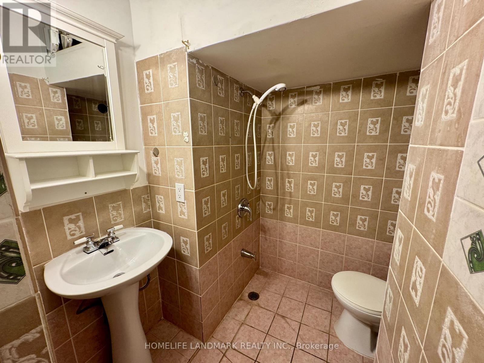 Photo 6 of 2 450 Spadina Avenue, Toronto ON