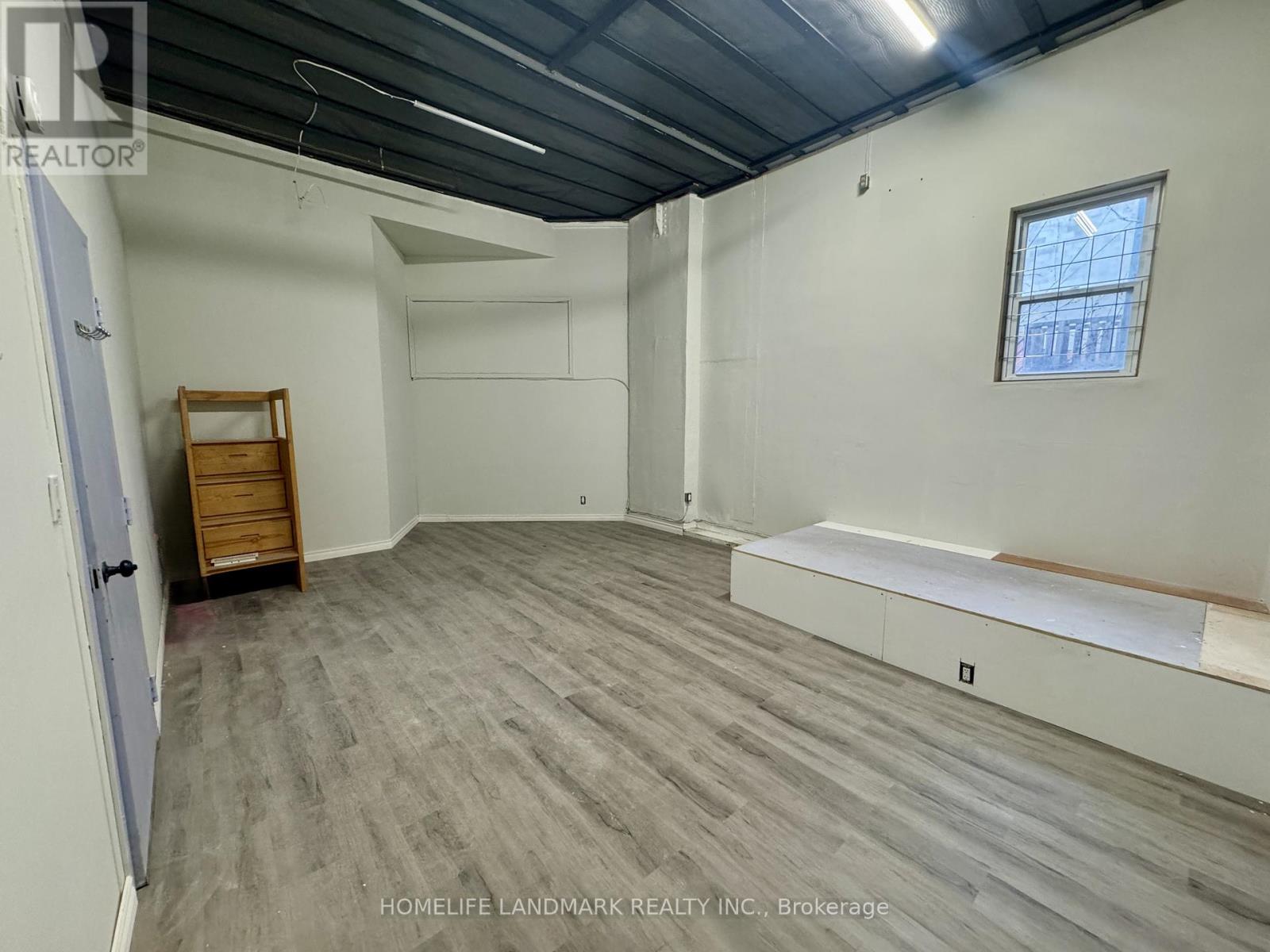 Photo 4 of 2 450 Spadina Avenue, Toronto ON