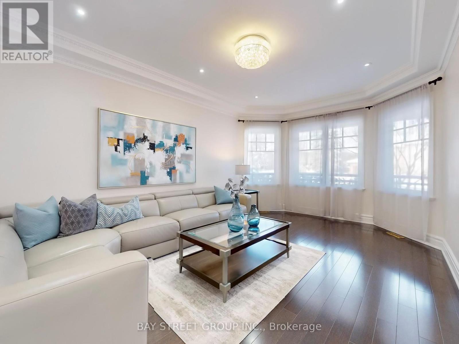 Photo 10 of 25 Brookshill Crescent, Richmond Hill ON