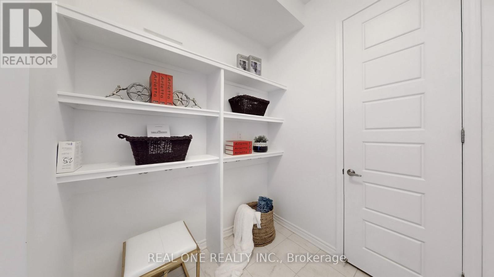 Photo 12 of 561 Kennedy Circle W, Milton ON