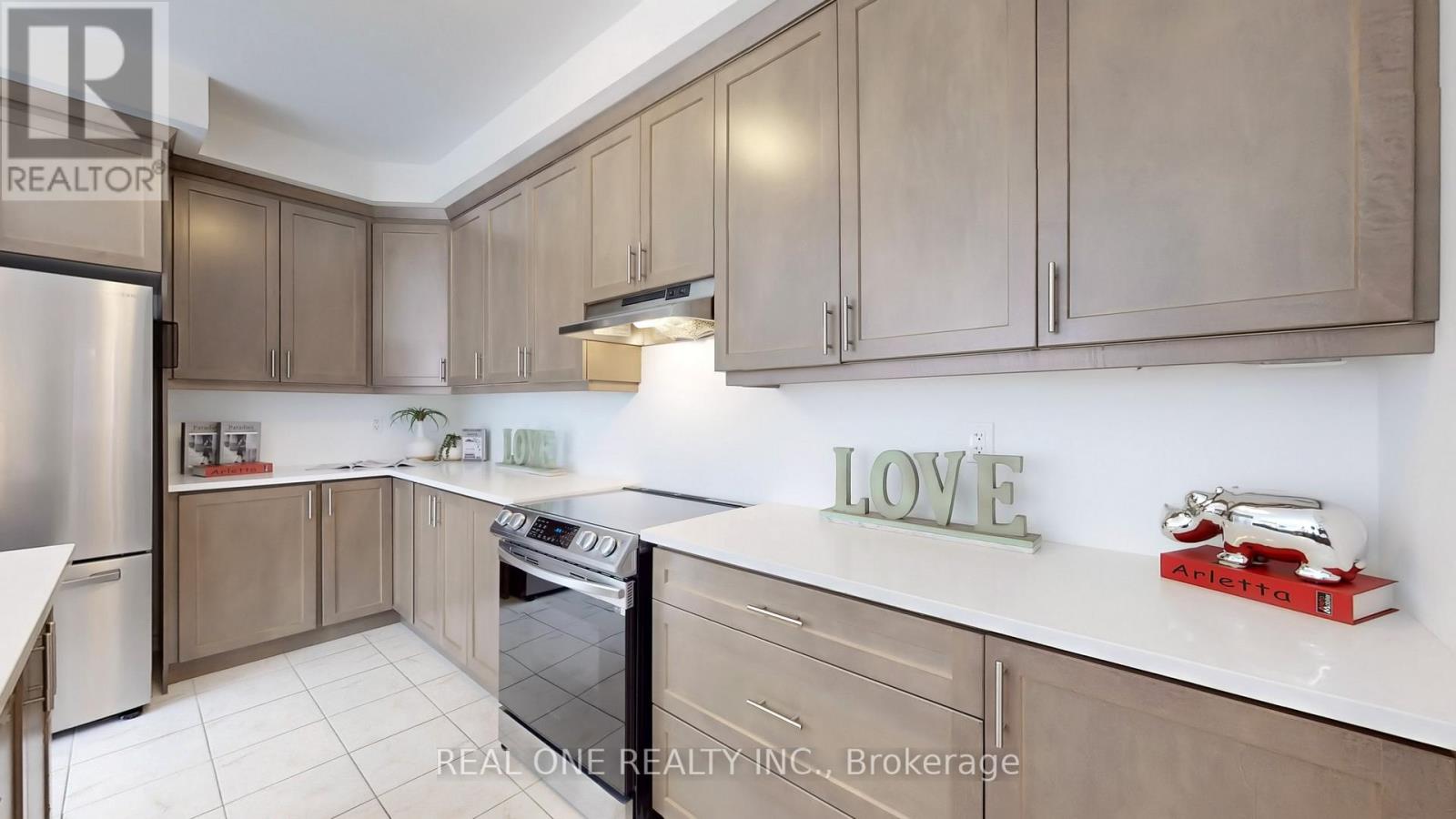 Photo 16 of 561 Kennedy Circle W, Milton ON