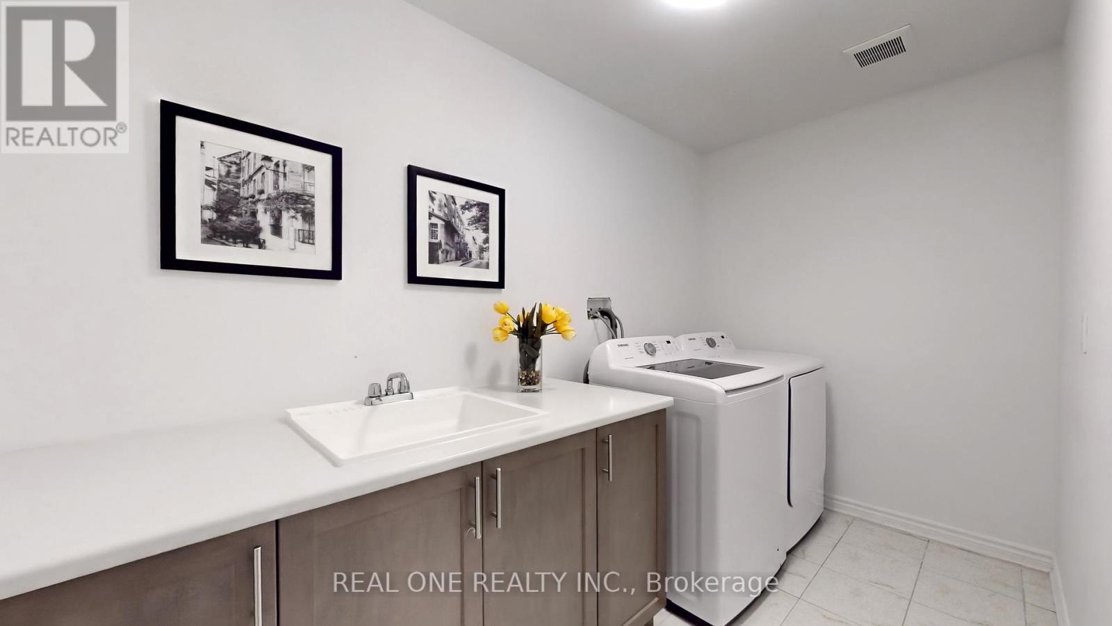 Photo 36 of 561 Kennedy Circle W, Milton ON