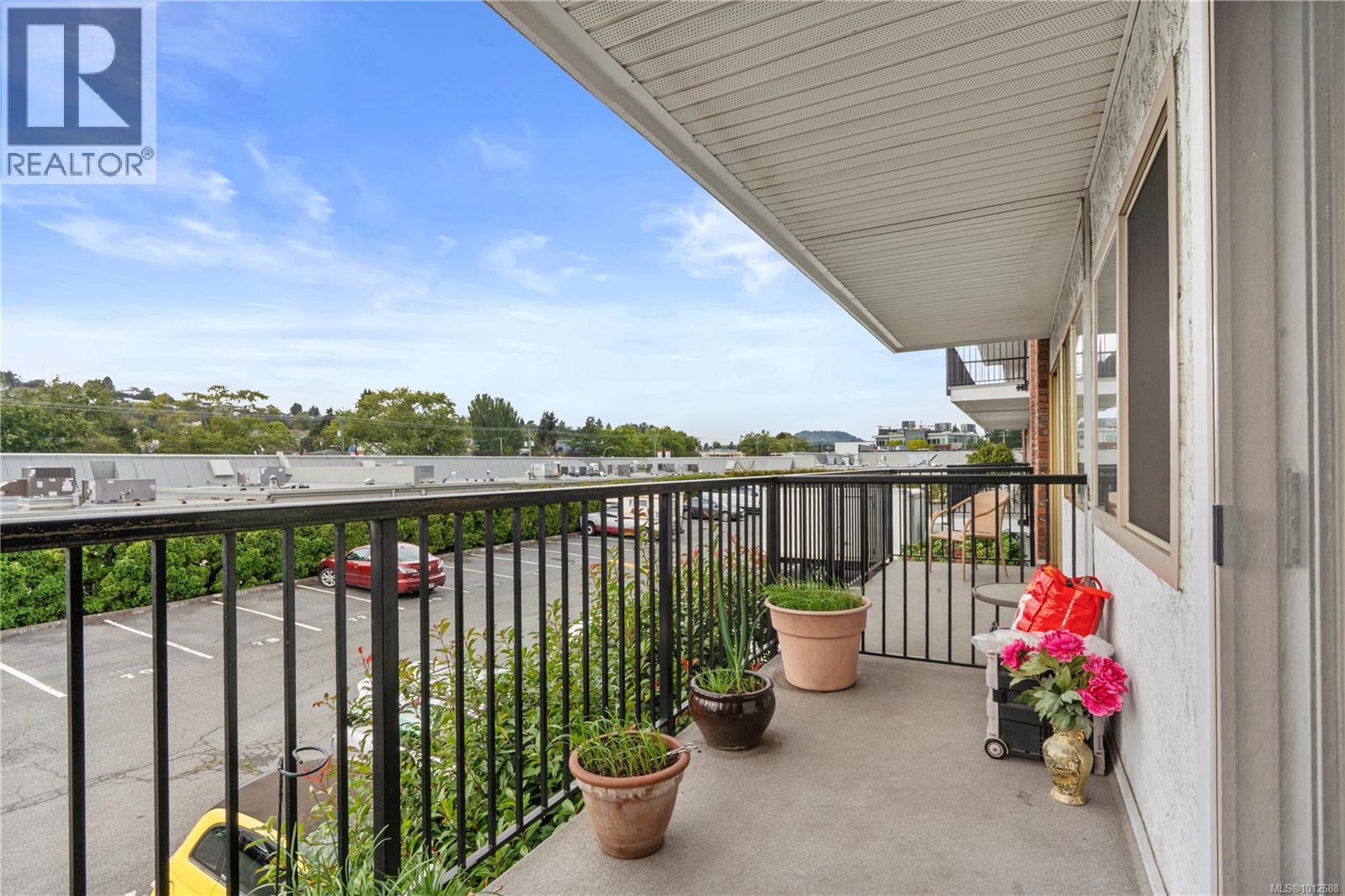 Photo 11 of 127 1680 Poplar Ave, Saanich BC