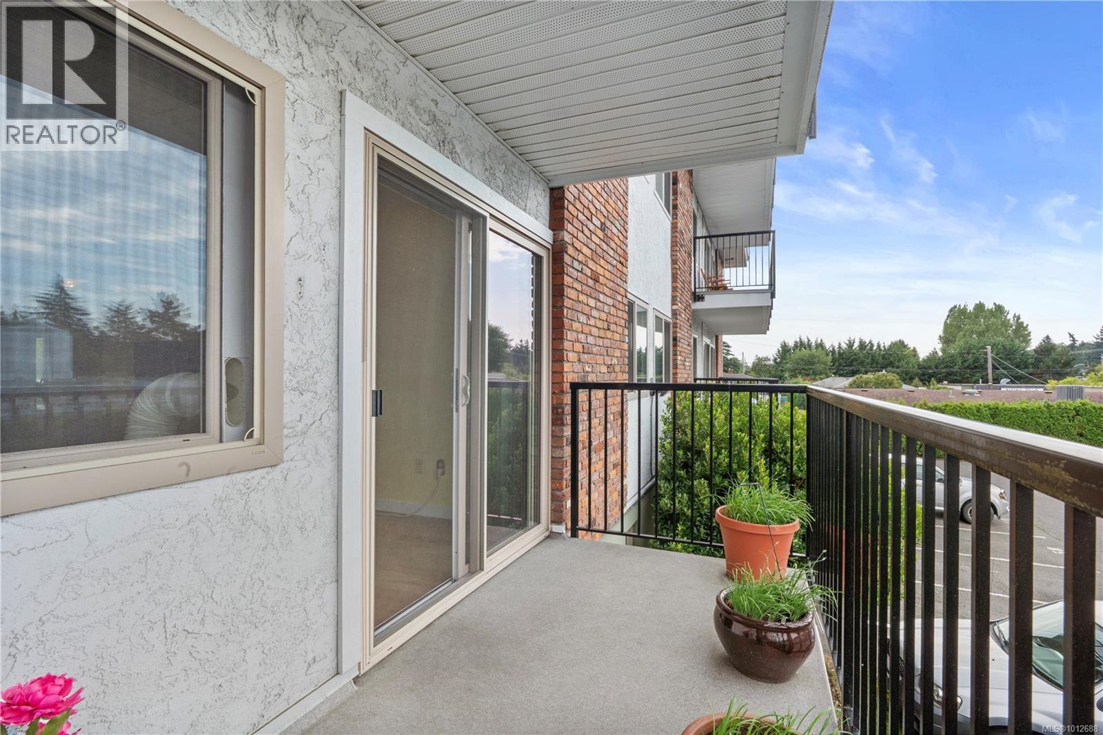 Photo 12 of 127 1680 Poplar Ave, Saanich BC