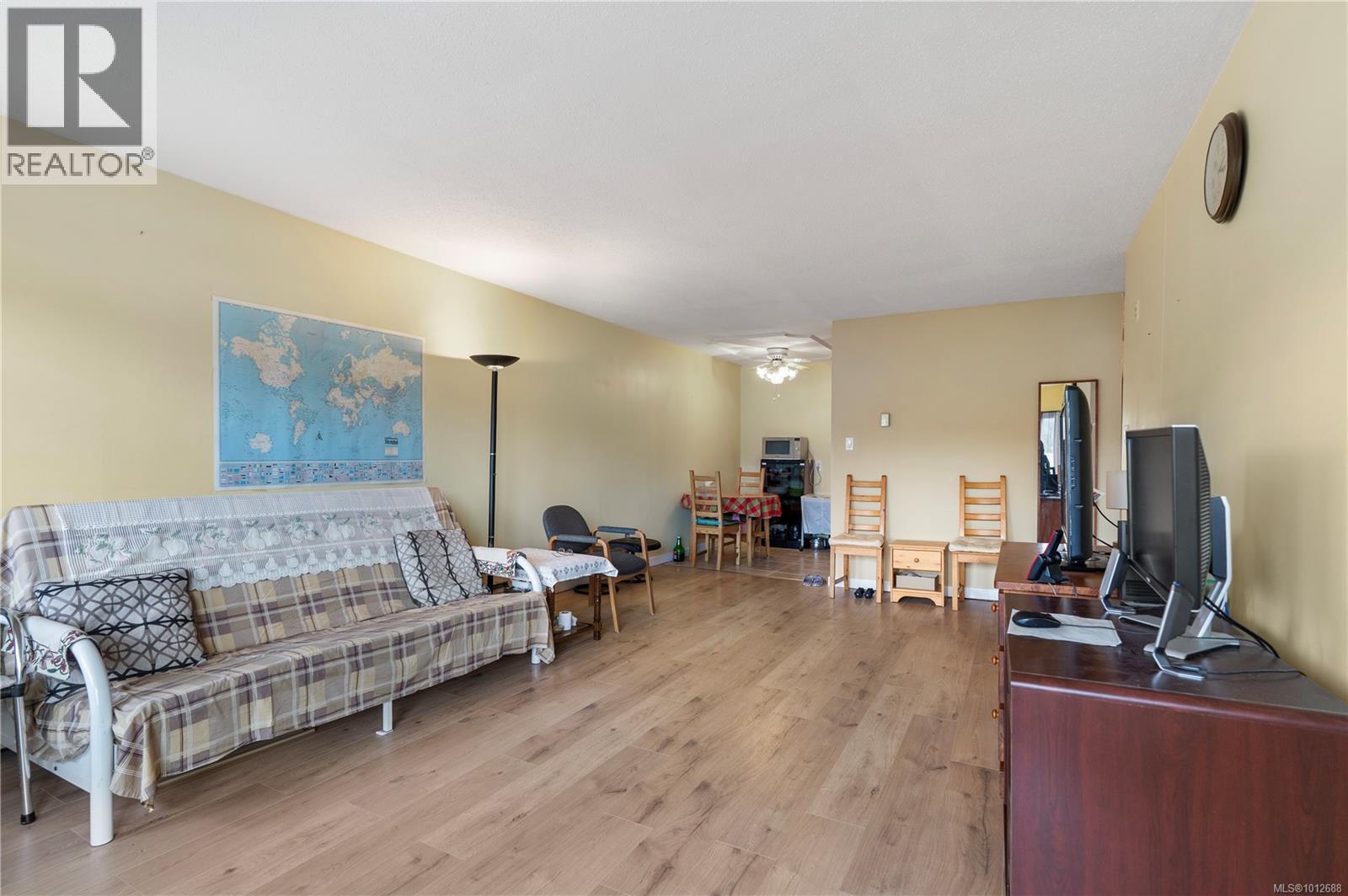 Photo 4 of 127 1680 Poplar Ave, Saanich BC