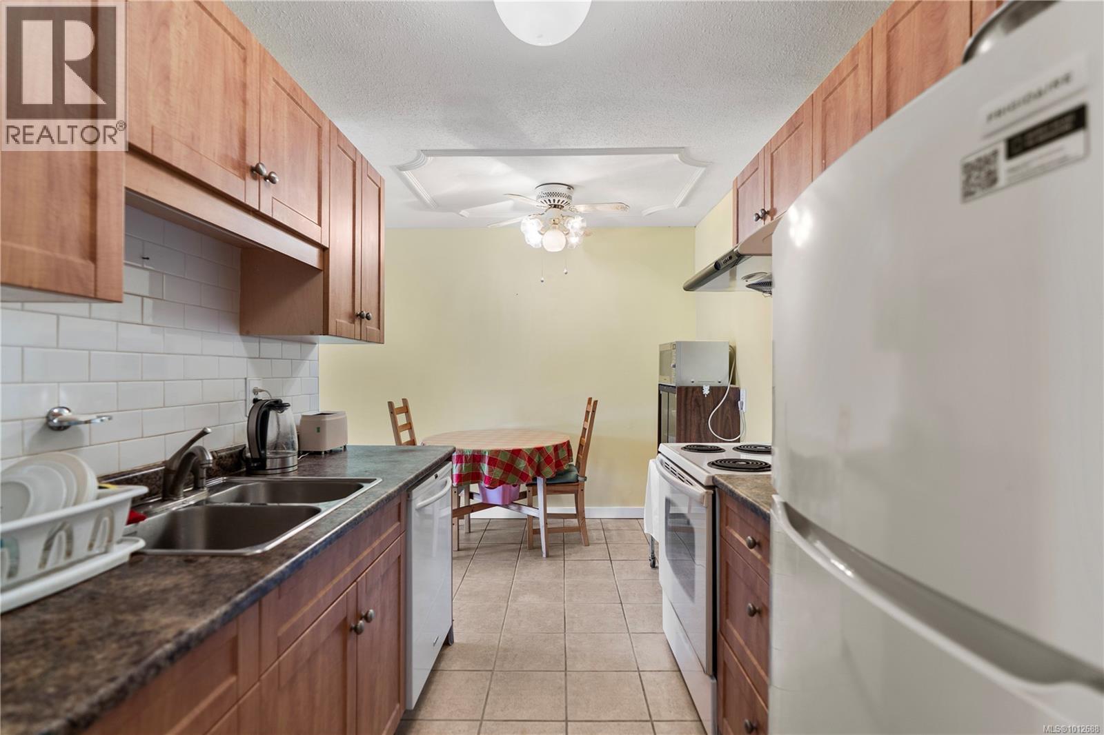 Photo 6 of 127 1680 Poplar Ave, Saanich BC