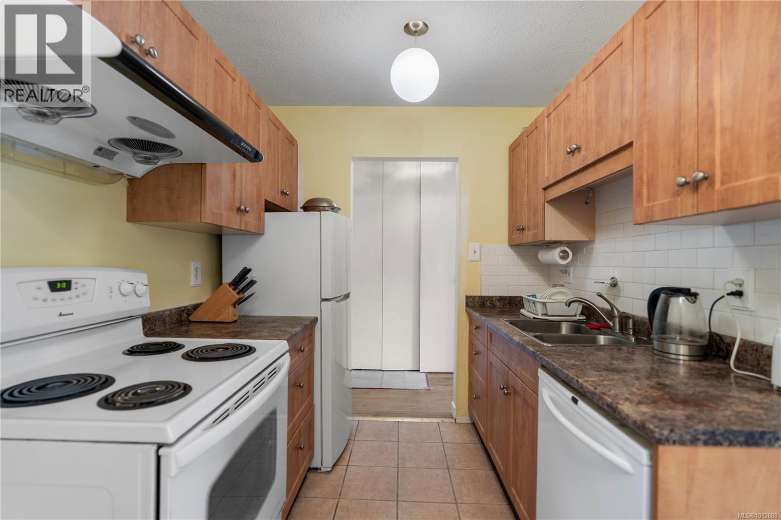 Photo 7 of 127 1680 Poplar Ave, Saanich BC