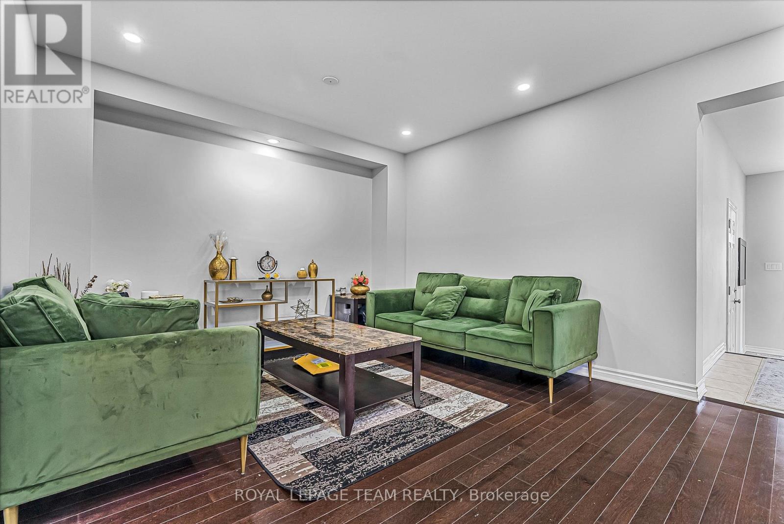 Photo 7 of 622 Parade Drive, Ottawa ON