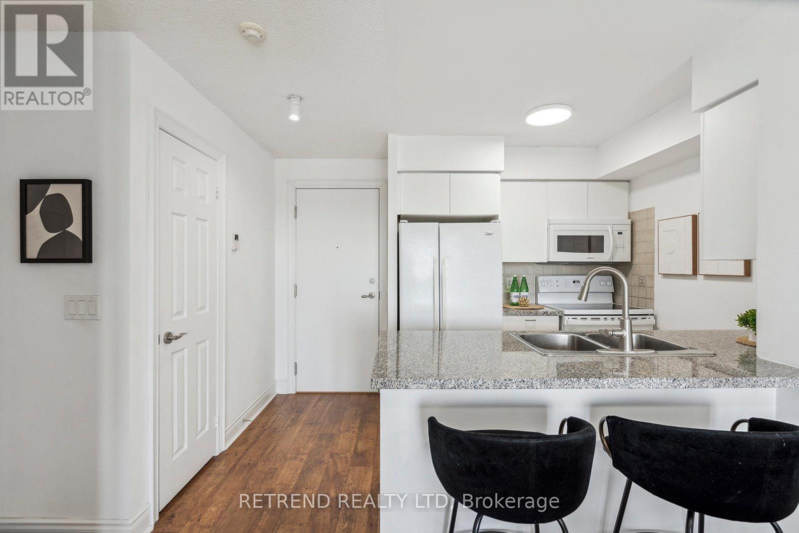 Photo 3 of 2111 15 Greenview Avenue, Toronto ON