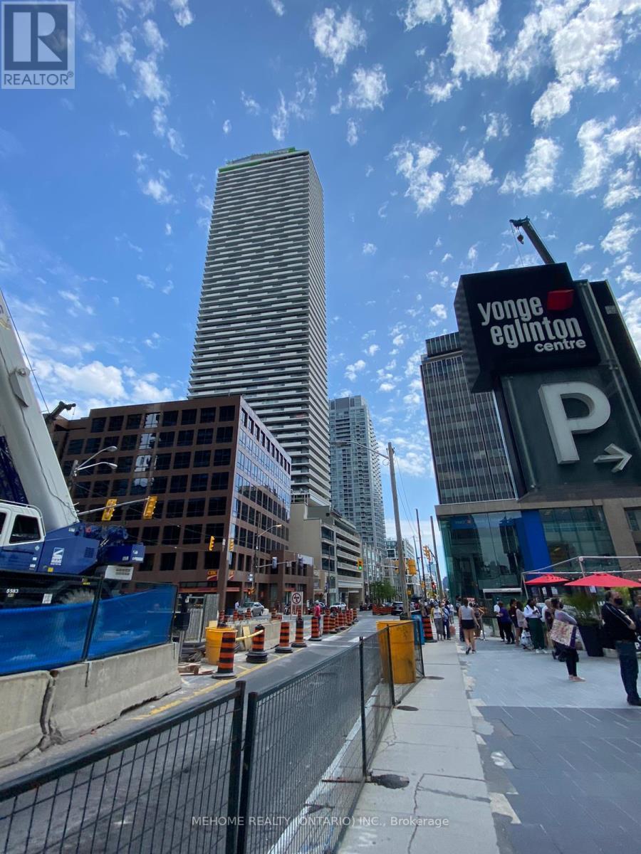 Photo 2 of 806 2221 Yonge Street, Toronto ON