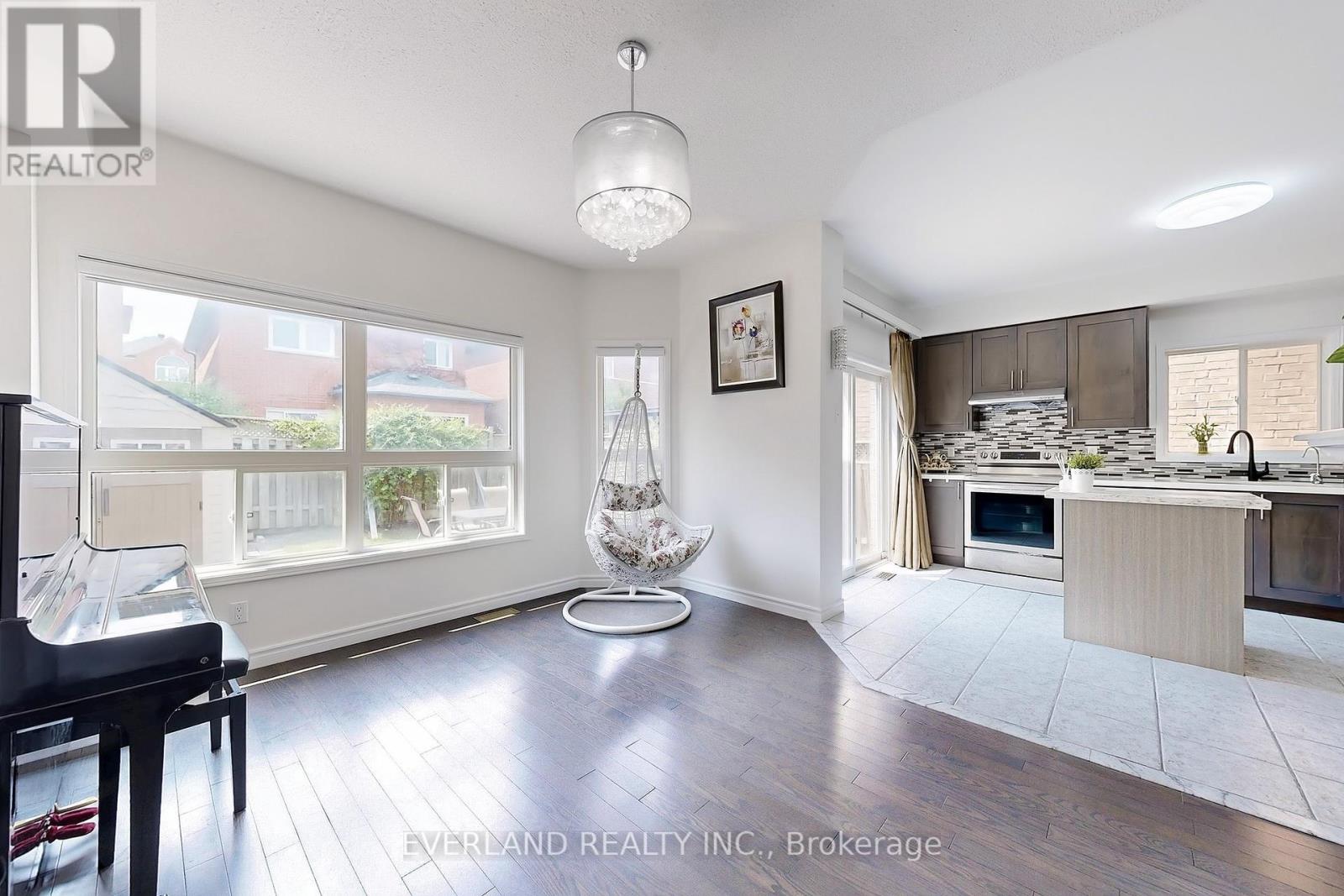 Photo 2 of 118 Orchard Hill Boulevard, Markham ON