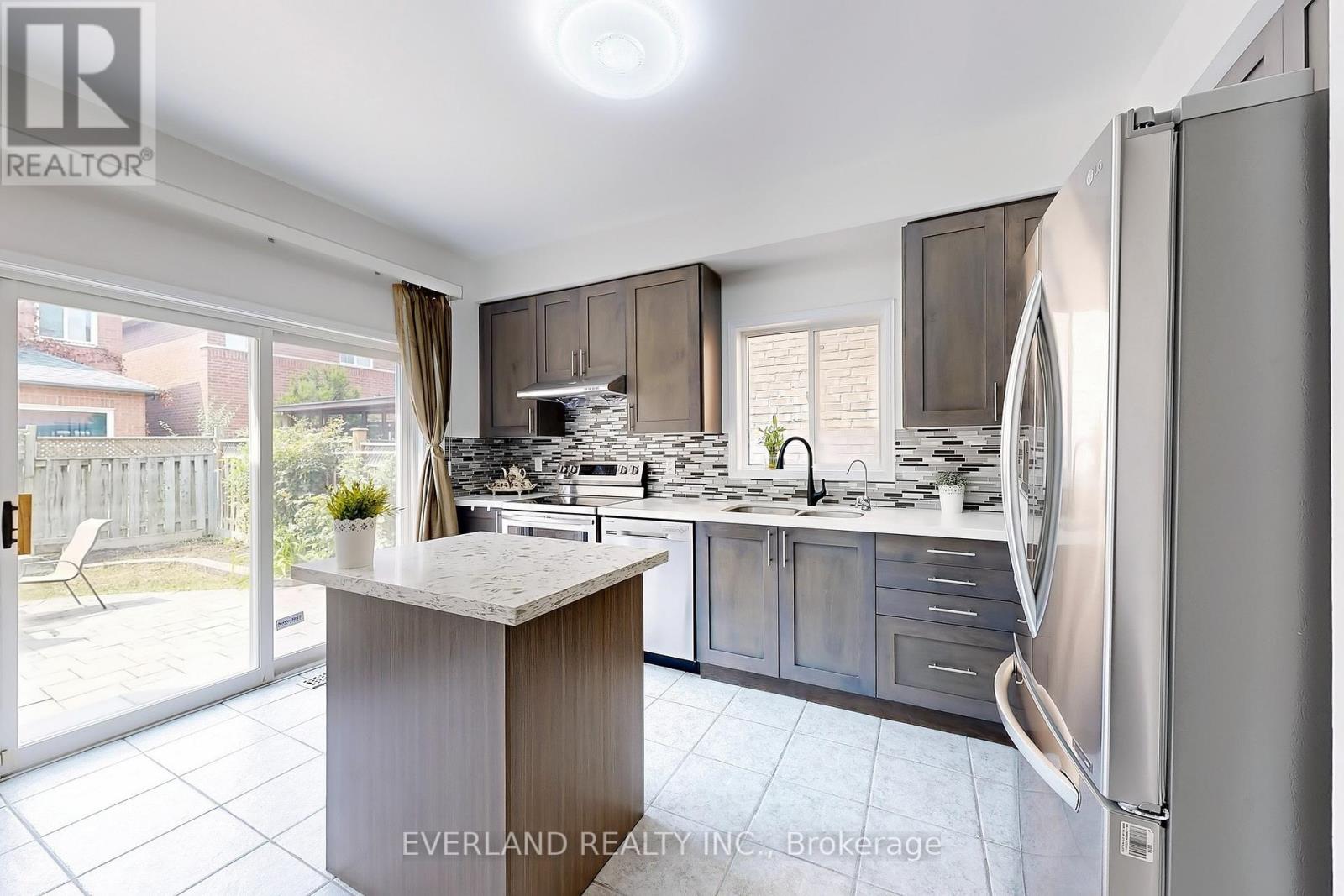 Photo 4 of 118 Orchard Hill Boulevard, Markham ON