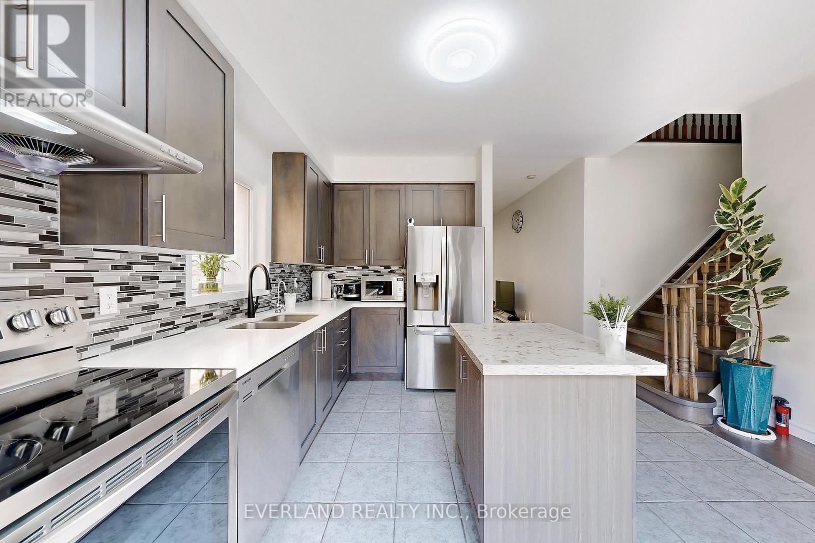 Photo 5 of 118 Orchard Hill Boulevard, Markham ON