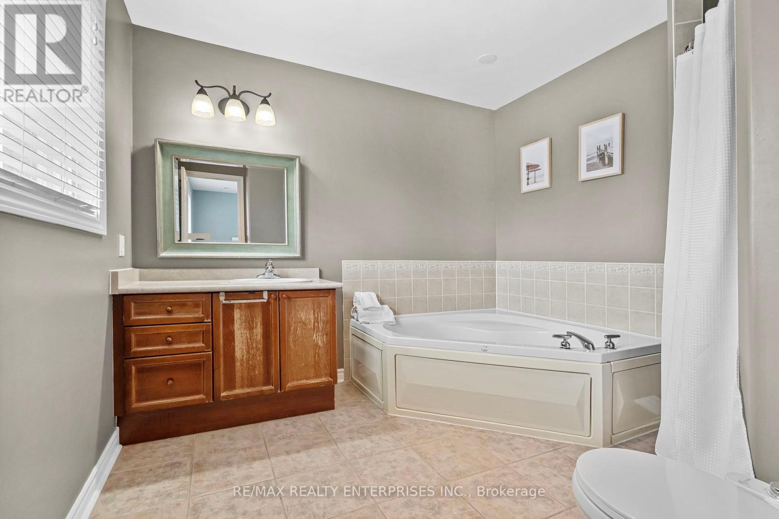 Photo 17 of 76 Balmoral Place, Barrie ON