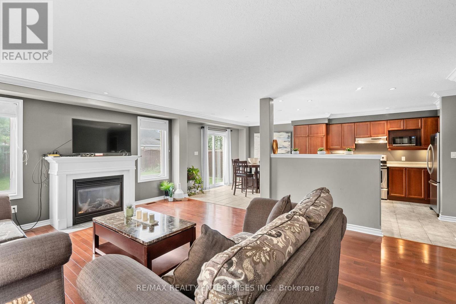 Photo 4 of 76 Balmoral Place, Barrie ON