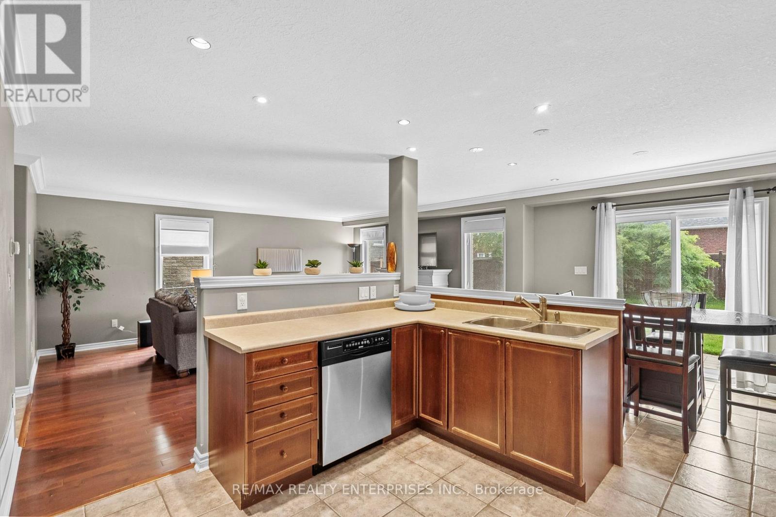 Photo 6 of 76 Balmoral Place, Barrie ON