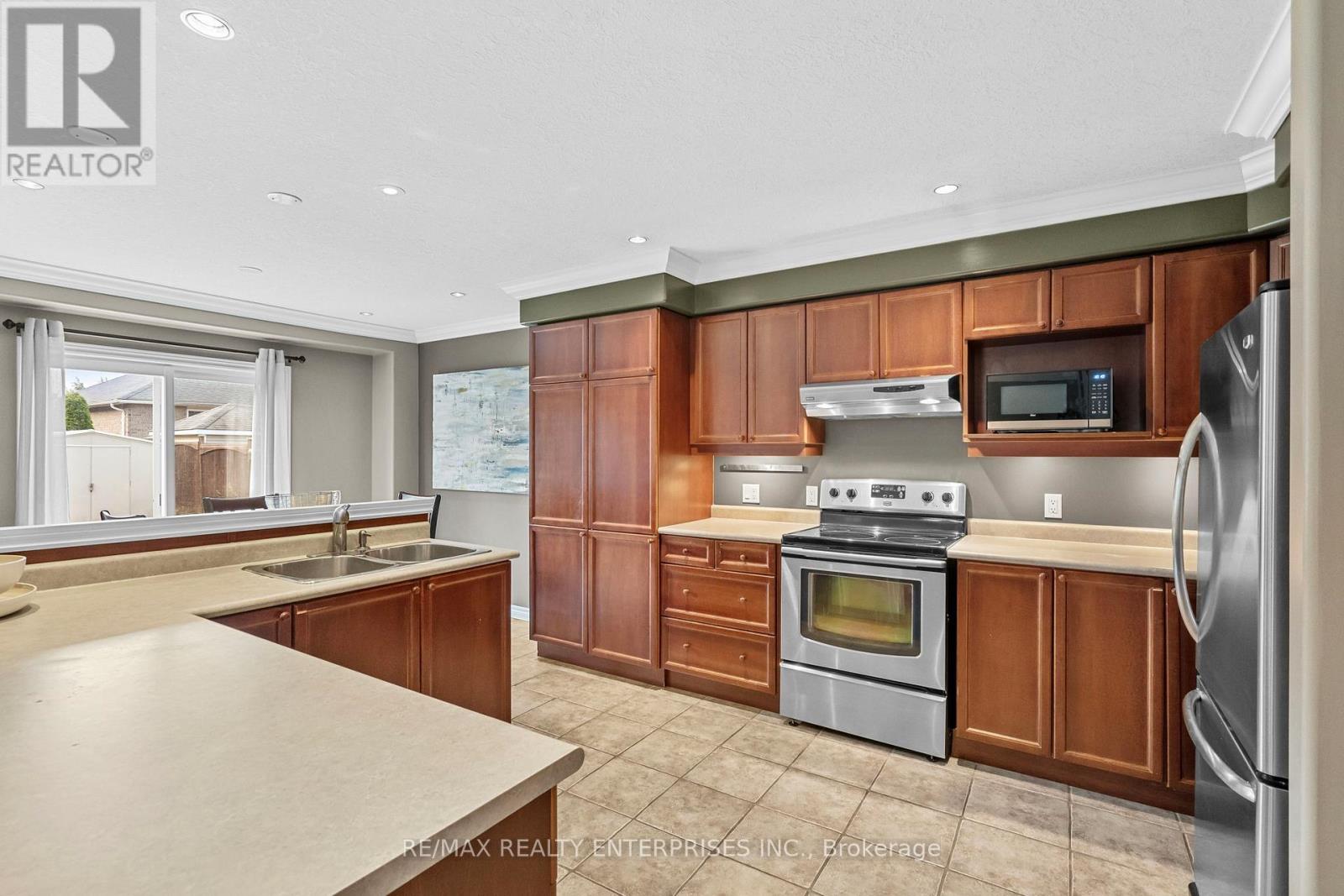 Photo 7 of 76 Balmoral Place, Barrie ON