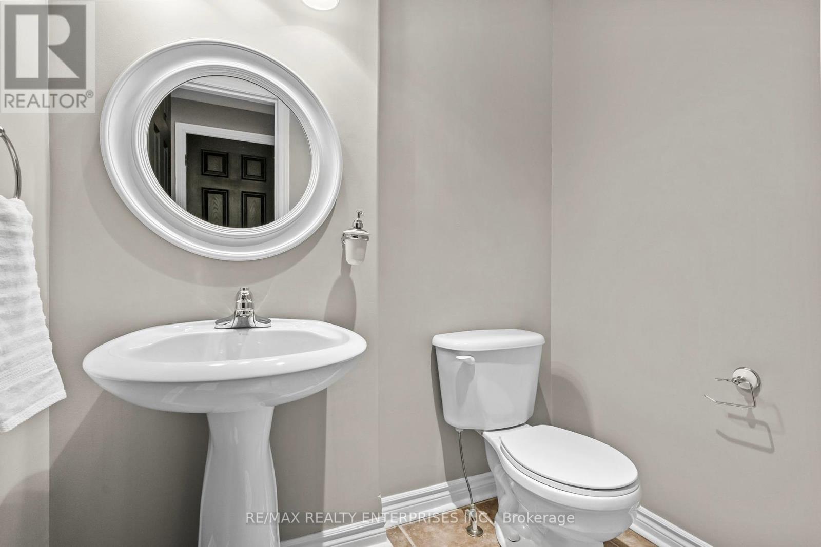 Photo 9 of 76 Balmoral Place, Barrie ON