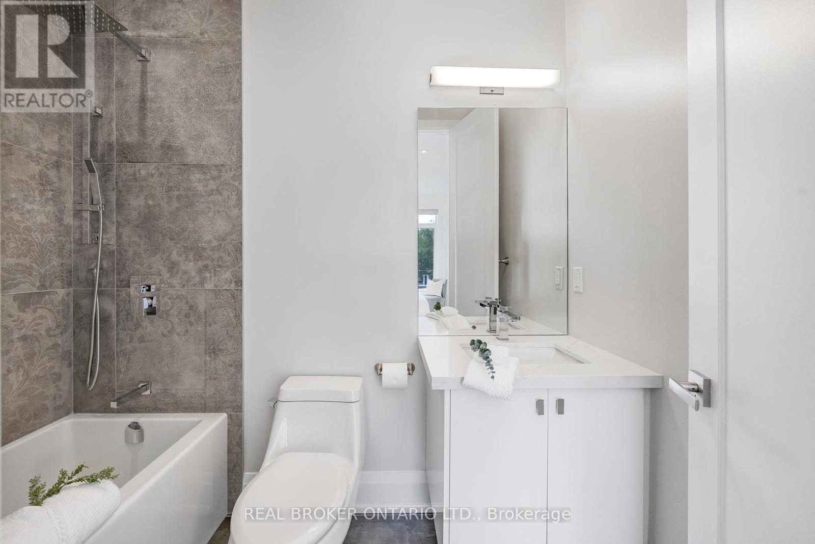 Photo 32 of 9 A Maple Avenue Avenue N, Mississauga ON