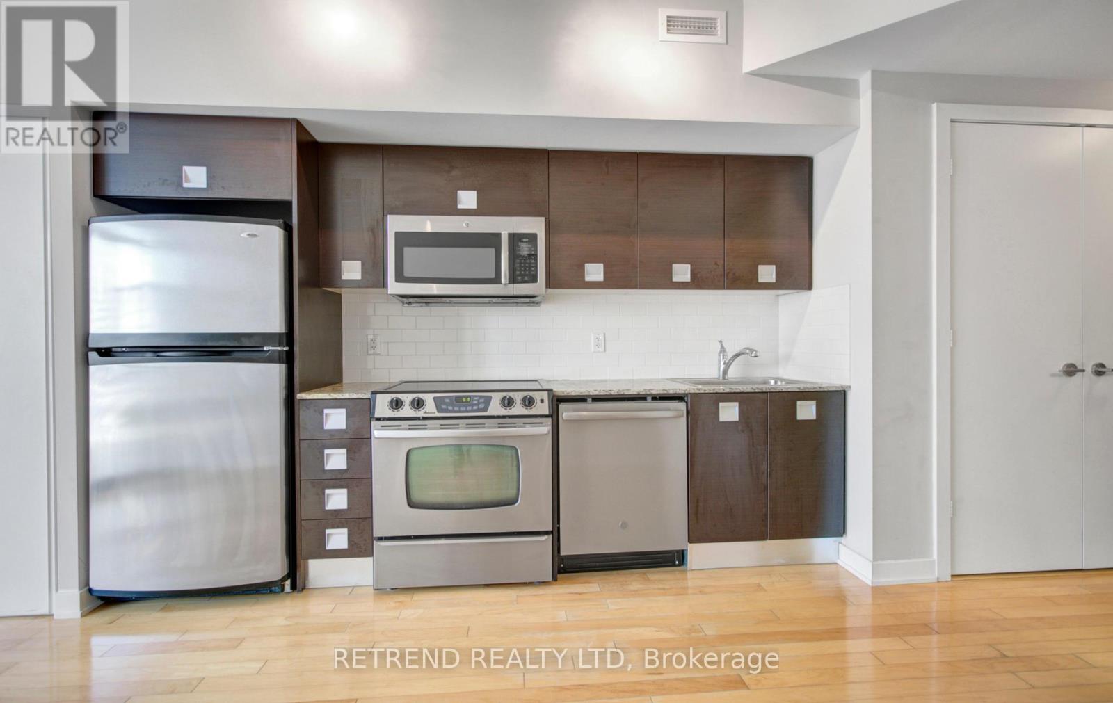 Photo 3 of 1010 33 Charles Street E, Toronto ON