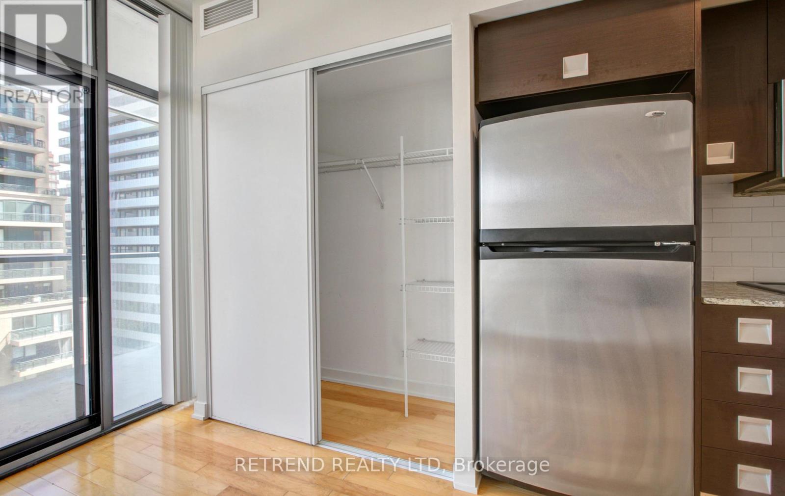 Photo 5 of 1010 33 Charles Street E, Toronto ON