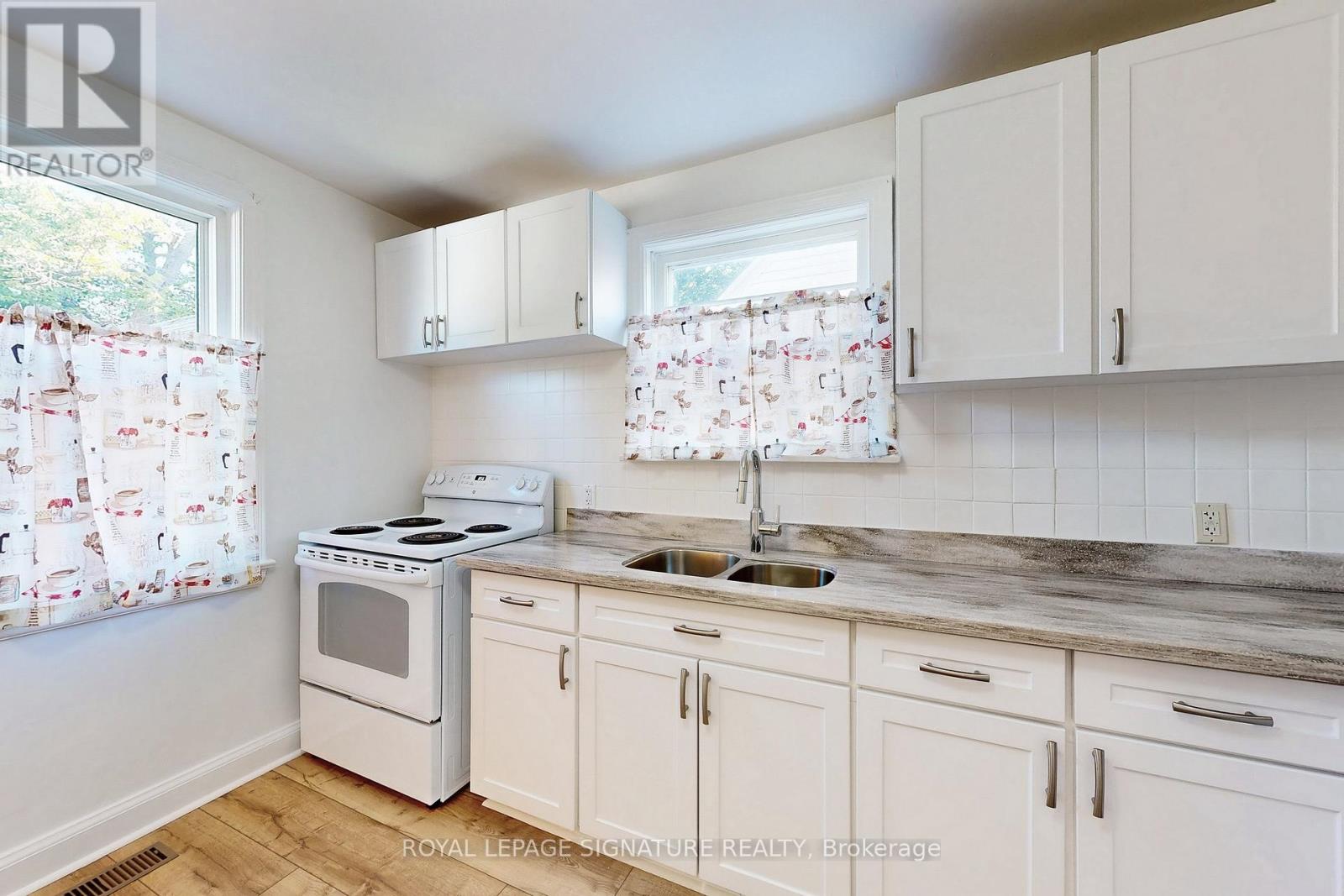 Photo 10 of 18 Stamford Square S, Toronto ON