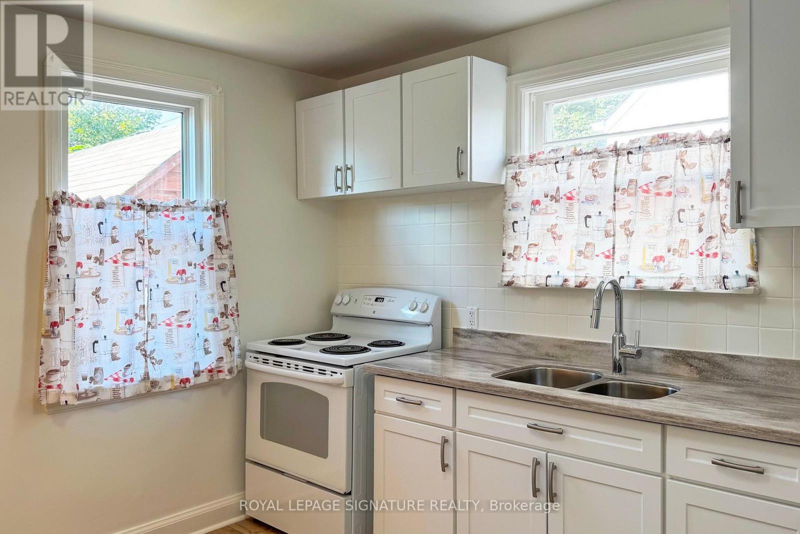 Photo 12 of 18 Stamford Square S, Toronto ON