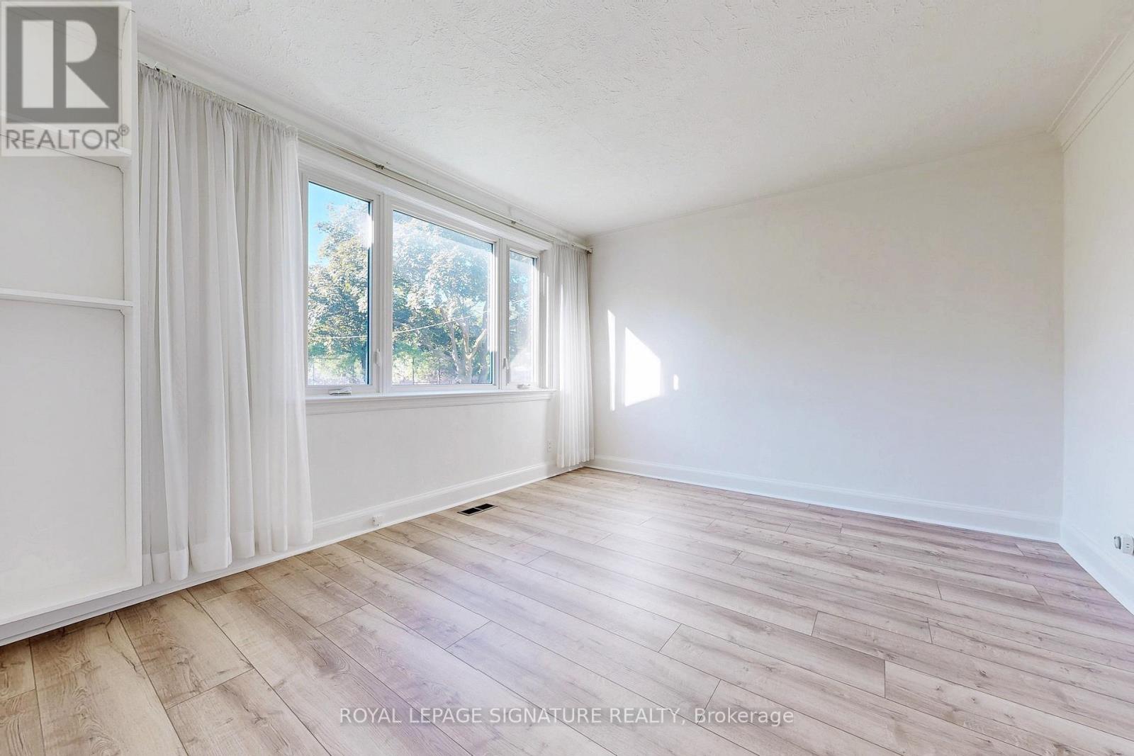 Photo 2 of 18 Stamford Square S, Toronto ON