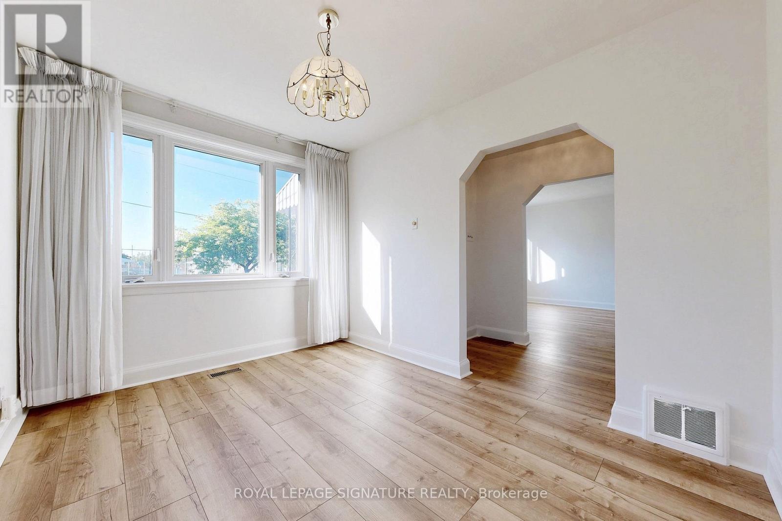 Photo 8 of 18 Stamford Square S, Toronto ON