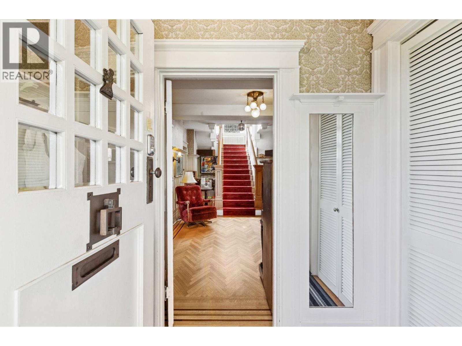 Photo 8 of 1617 W Grand Boulevard, North Vancouver BC