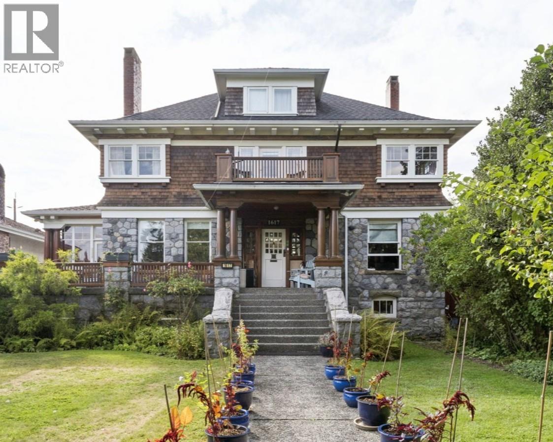 Photo 1 of 1617 W Grand Boulevard, North Vancouver BC