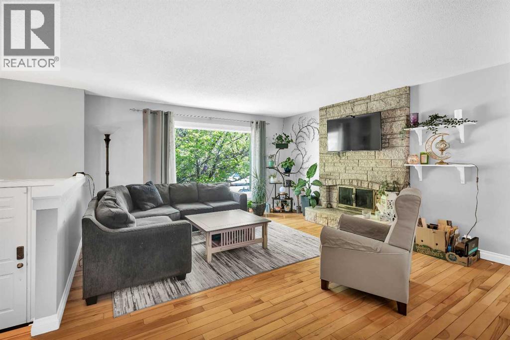 Photo 3 of 687 Brookpark Drive Sw, Calgary AB