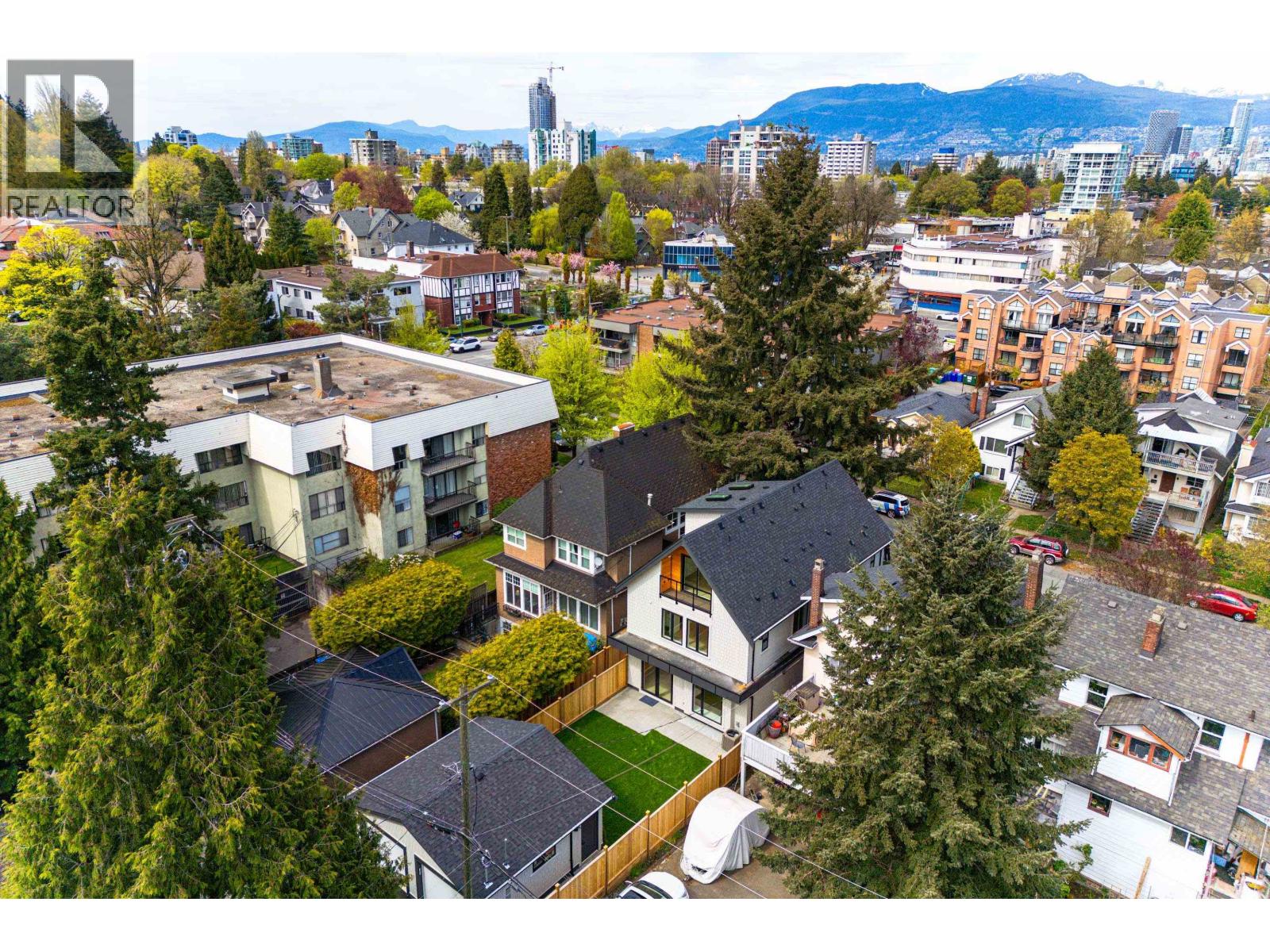 Photo 3 of 968 W 17th Avenue, Vancouver BC