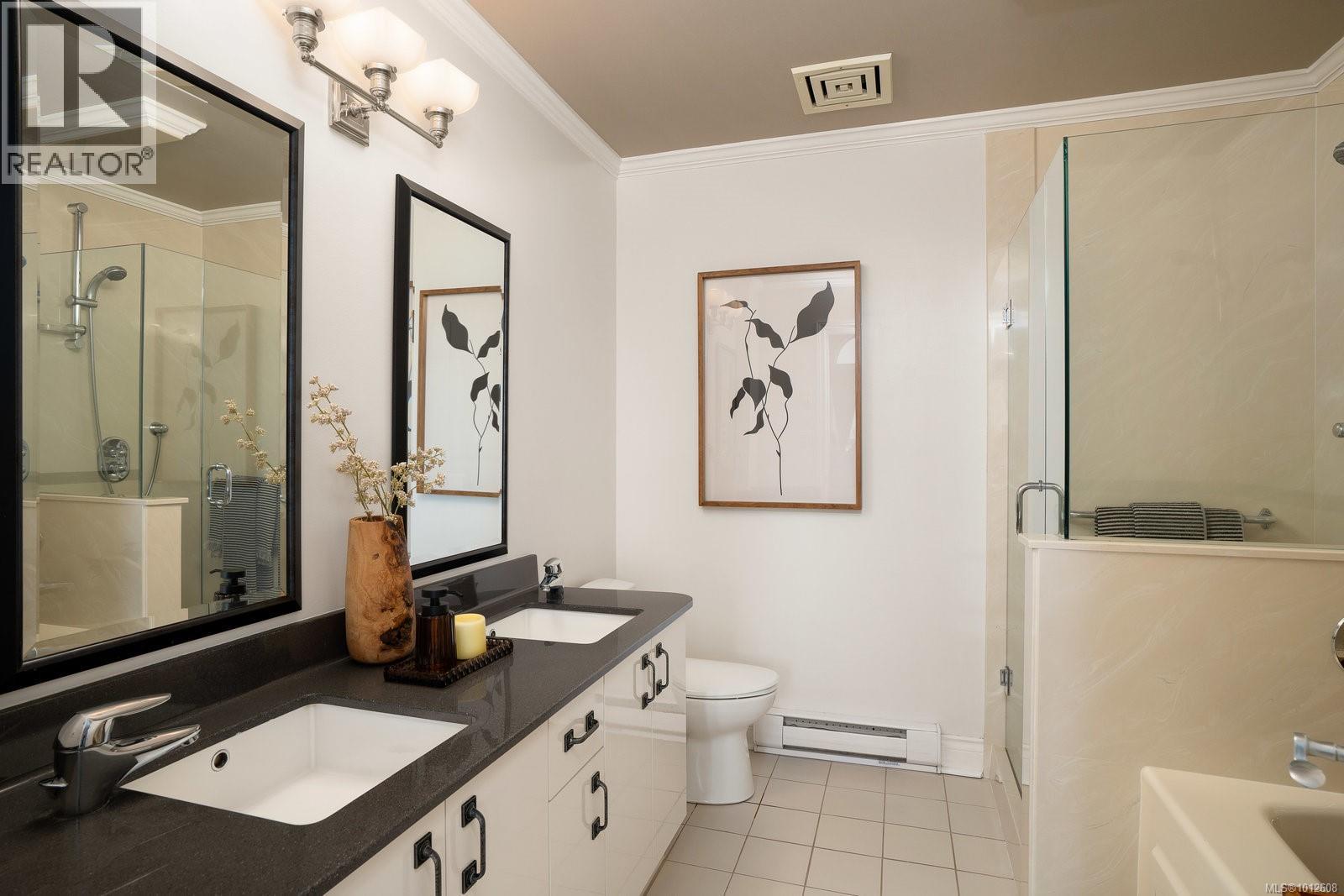518 10 Paul Kane Place, Victoria