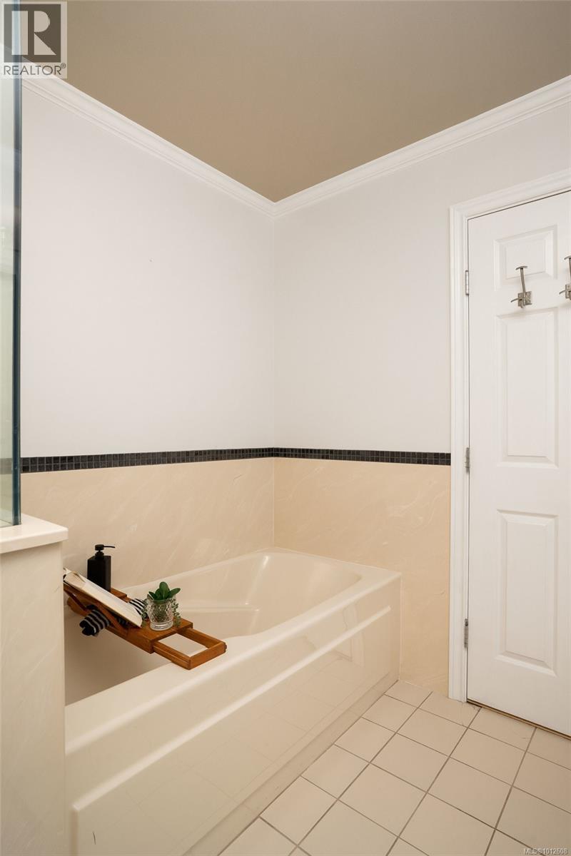 518 10 Paul Kane Place, Victoria