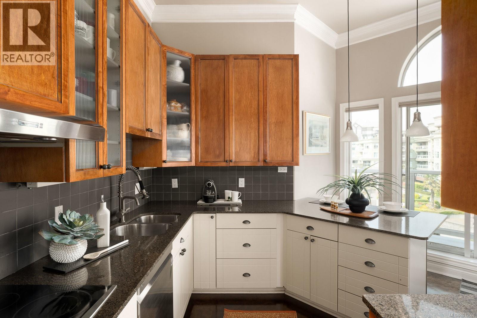 518 10 Paul Kane Place, Victoria