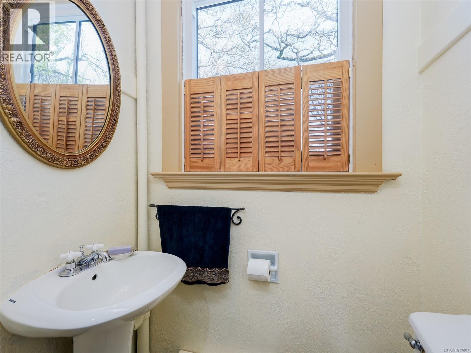 Photo 31 of 1580 Wilmot Pl, Oak Bay BC