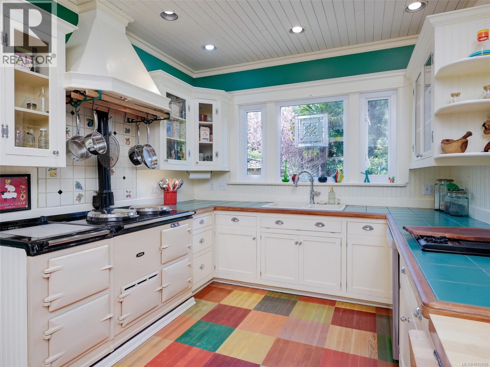 Photo 13 of 1580 Wilmot Pl, Oak Bay BC